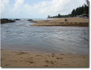 rio que desemboca en la playa de Khao Lak